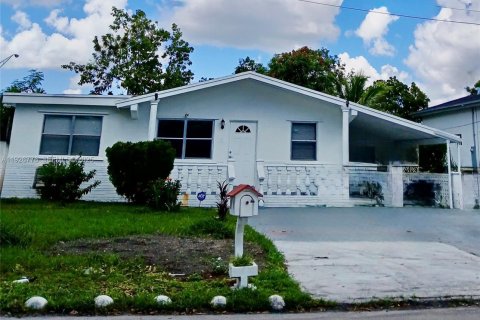 House in Hollywood, Florida 4 bedrooms, 121.52 sq.m. № 1986645 - photo 1