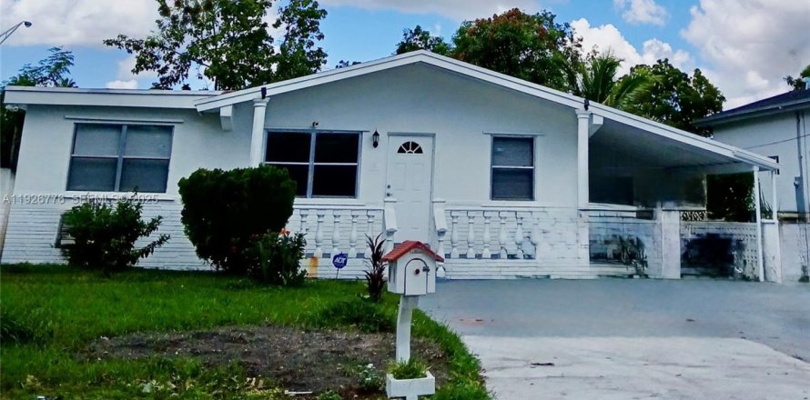 House in Hollywood, Florida 4 bedrooms, 121.52 sq.m. № 1986645