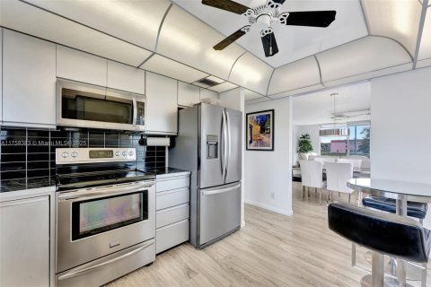 Condo in Sunrise, Florida, 2 bedrooms  № 1707107 - photo 8
