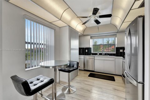 Condo in Sunrise, Florida, 2 bedrooms  № 1707107 - photo 7