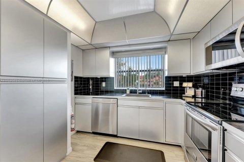 Condo in Sunrise, Florida, 2 bedrooms  № 1707107 - photo 9