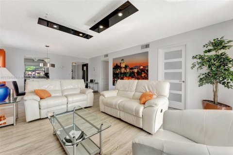 Condo in Sunrise, Florida, 2 bedrooms  № 1707107 - photo 1