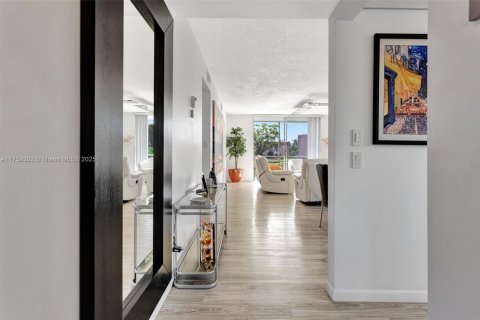 Condo in Sunrise, Florida, 2 bedrooms  № 1707107 - photo 17
