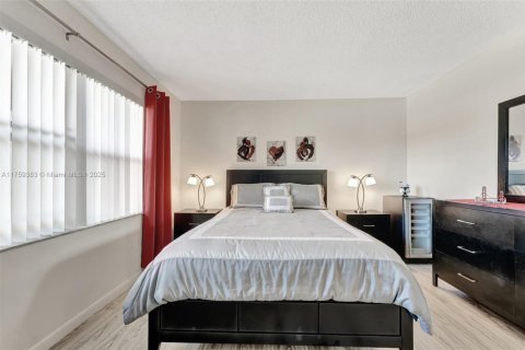 Condo in Sunrise, Florida, 2 bedrooms  № 1707107 - photo 26