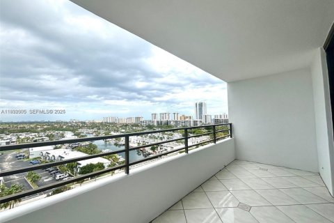 Снять в аренду кондоминиум в Халландейл-Бич, Флорида 1 спальня, 88.26м2, № 1991695 - фото 2