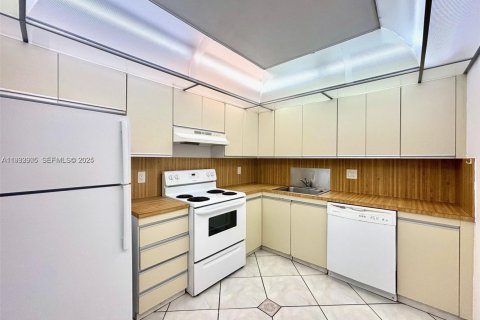 Снять в аренду кондоминиум в Халландейл-Бич, Флорида 1 спальня, 88.26м2, № 1991695 - фото 3