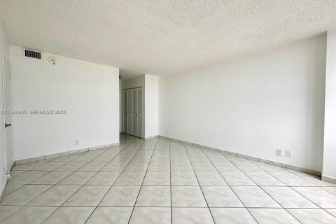 Снять в аренду кондоминиум в Халландейл-Бич, Флорида 1 спальня, 88.26м2, № 1991695 - фото 8