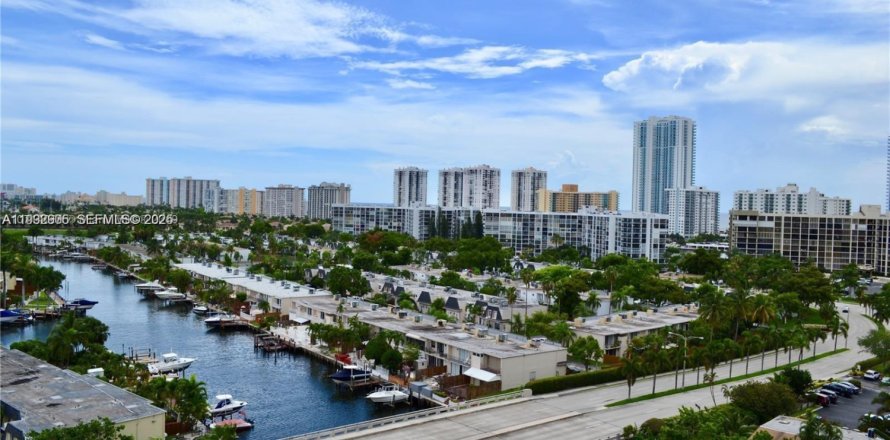 Кондоминиум с 1 спальней в Халландейл-Бич, Флорида № 1991695