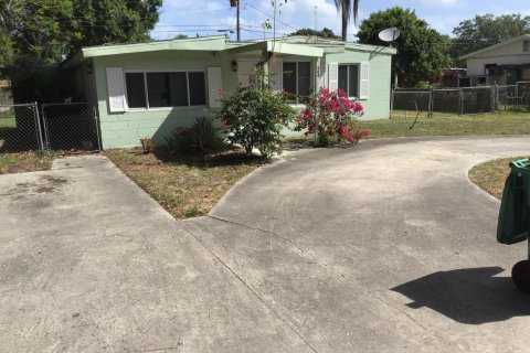 House in St. Lucie, Florida 3 bedrooms, 99.96 sq.m. № 2261742