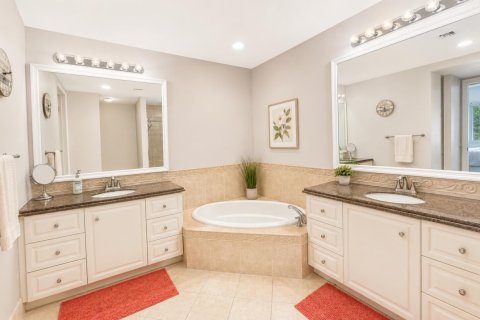 Condo in St. Lucie, Florida, 2 bedrooms № 2265173 - photo 8