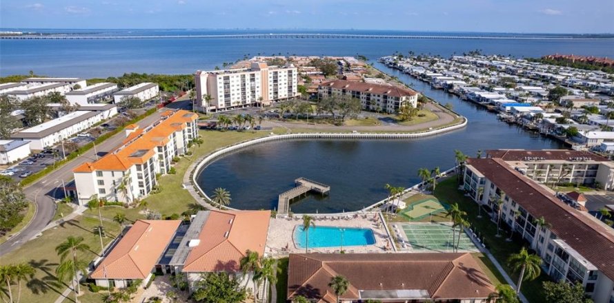 House in Clearwater, Florida 2 bedrooms, 106.84 sq.m. № 1717671