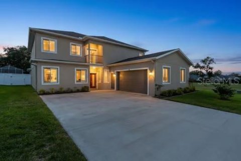House in Lakeland, Florida 5 bedrooms, 348.57 sq.m. № 2237074