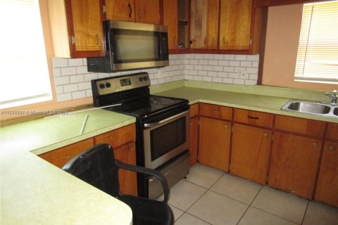 House in Pahokee, Florida 3 bedrooms, 208.29 sq.m. № 1979497 - photo 12