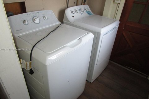 House in Pahokee, Florida 3 bedrooms, 208.29 sq.m. № 1979497 - photo 10