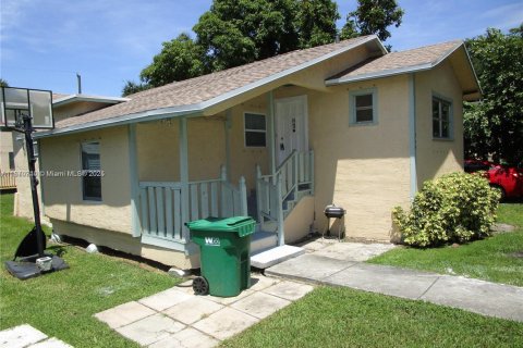 House in Pahokee, Florida 3 bedrooms, 208.29 sq.m. № 1979497 - photo 2