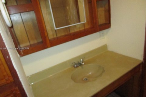 House in Pahokee, Florida 3 bedrooms, 208.29 sq.m. № 1979497 - photo 13