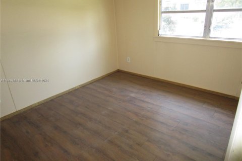 House in Pahokee, Florida 3 bedrooms, 208.29 sq.m. № 1979497 - photo 6