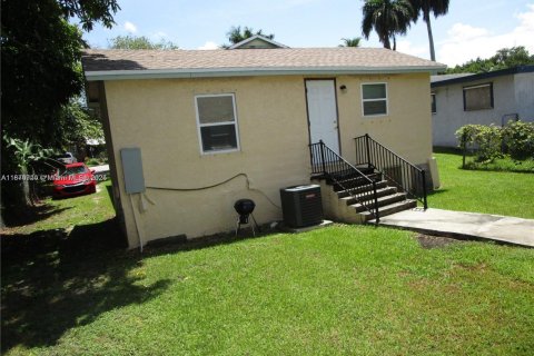 House in Pahokee, Florida 3 bedrooms, 208.29 sq.m. № 1979497 - photo 4