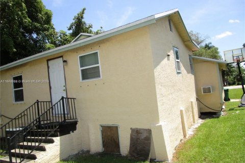 House in Pahokee, Florida 3 bedrooms, 208.29 sq.m. № 1979497 - photo 3