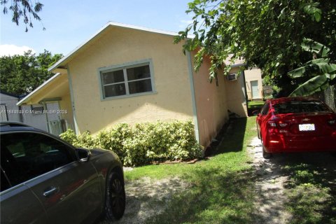 House in Pahokee, Florida 3 bedrooms, 208.29 sq.m. № 1979497 - photo 1