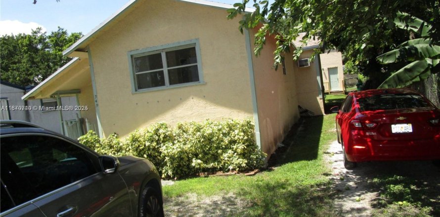 House in Pahokee, Florida 3 bedrooms, 208.29 sq.m. № 1979497