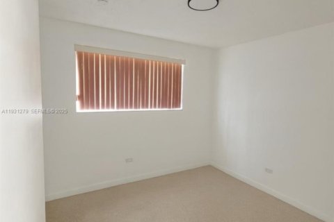 Casa en venta en Hialeah, Florida, 4 dormitorios, 131.46 m2 № 2076952 - foto 4