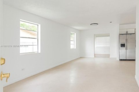 Casa en venta en Hialeah, Florida, 4 dormitorios, 131.46 m2 № 2076952 - foto 2