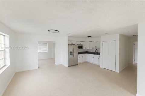 Casa en venta en Hialeah, Florida, 4 dormitorios, 131.46 m2 № 2076952 - foto 3