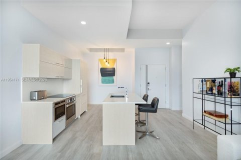 Condominio en alquiler en Miami, Florida, 3 dormitorios, 139.35 m2 № 2009616 - foto 12