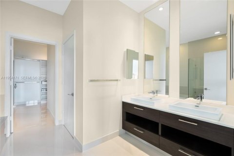 Condominio en alquiler en Miami, Florida, 3 dormitorios, 139.35 m2 № 2009616 - foto 18