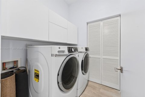 Condominio en alquiler en Miami, Florida, 3 dormitorios, 139.35 m2 № 2009616 - foto 25