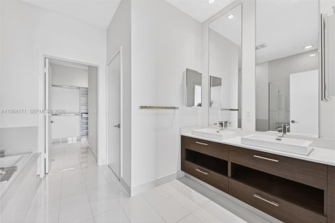 Condominio en alquiler en Miami, Florida, 3 dormitorios, 139.35 m2 № 2009616 - foto 22