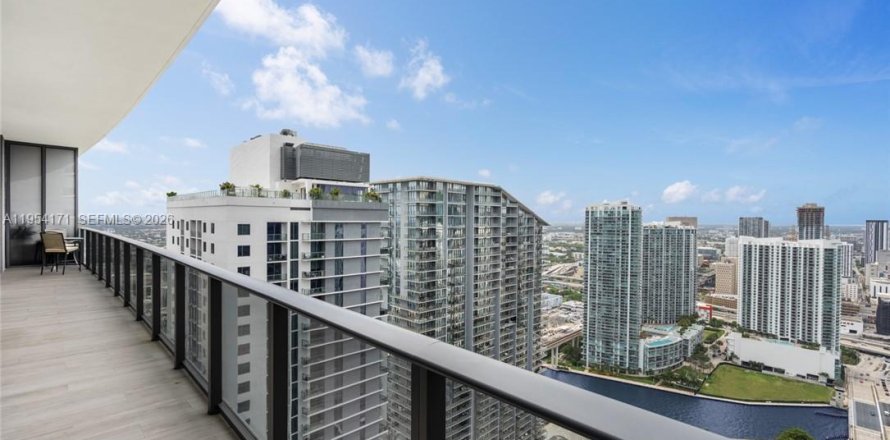 Condominio en Miami, Florida, 3 dormitorios  № 2009616
