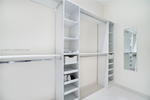 Condominio en alquiler en Miami, Florida, 3 dormitorios, 139.35 m2 № 2009616 - foto 19