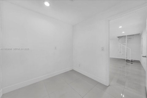 Villa ou maison à louer à Hollywood, Floride: 4 chambres, 195.09 m2 № 1982301 - photo 29