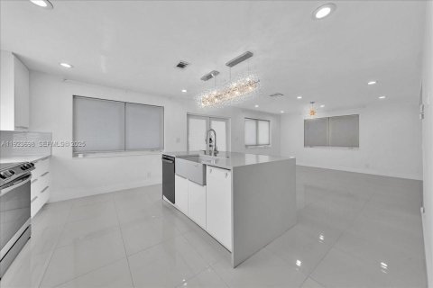 Villa ou maison à louer à Hollywood, Floride: 4 chambres, 195.09 m2 № 1982301 - photo 18