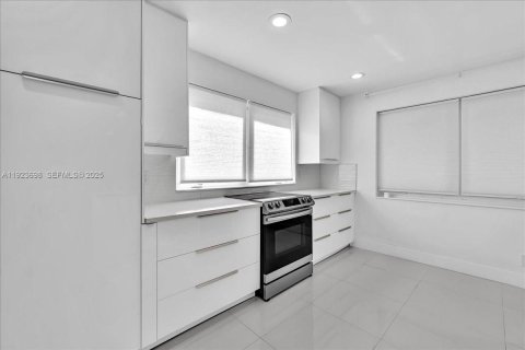 Villa ou maison à louer à Hollywood, Floride: 4 chambres, 195.09 m2 № 1982301 - photo 19