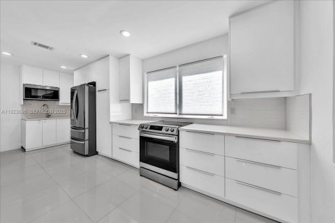 Villa ou maison à louer à Hollywood, Floride: 4 chambres, 195.09 m2 № 1982301 - photo 11