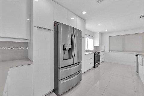 Villa ou maison à louer à Hollywood, Floride: 4 chambres, 195.09 m2 № 1982301 - photo 17