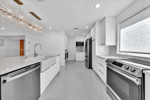 Villa ou maison à louer à Hollywood, Floride: 4 chambres, 195.09 m2 № 1982301 - photo 13