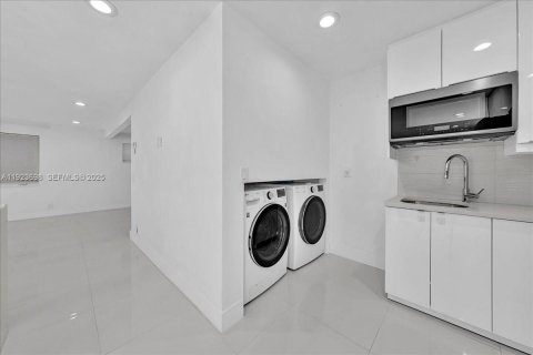 Villa ou maison à louer à Hollywood, Floride: 4 chambres, 195.09 m2 № 1982301 - photo 16