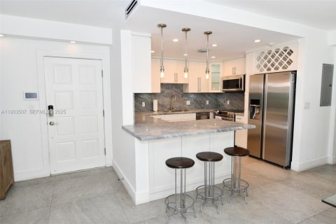 Appartement à louer à Miami, Floride: 1 chambre, 765.61 m2 № 1991429 - photo 2