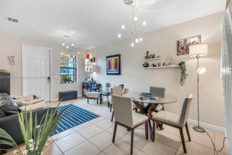Touwnhouse à vendre à Doral, Floride: 4 chambres, 179.77 m2 № 1698829 - photo 3