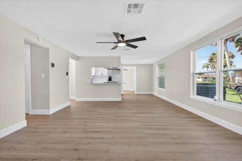 House in Englewood, Florida 3 bedrooms, 157.47 sq.m. № 1909552 - photo 9