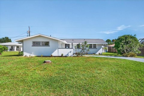 House in Englewood, Florida 3 bedrooms, 157.47 sq.m. № 1909552 - photo 2
