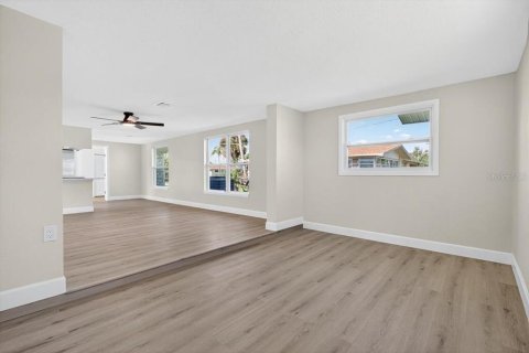 House in Englewood, Florida 3 bedrooms, 157.47 sq.m. № 1909552 - photo 6