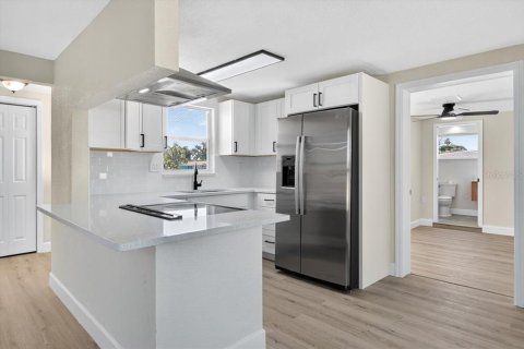 House in Englewood, Florida 3 bedrooms, 157.47 sq.m. № 1909552 - photo 10