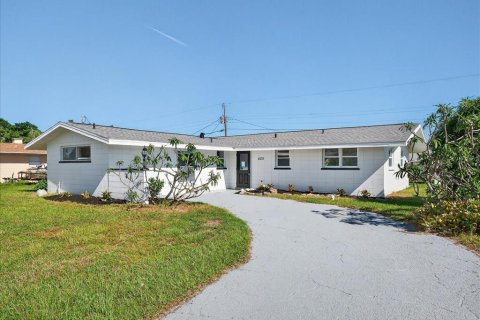 House in Englewood, Florida 3 bedrooms, 157.47 sq.m. № 1909552 - photo 1