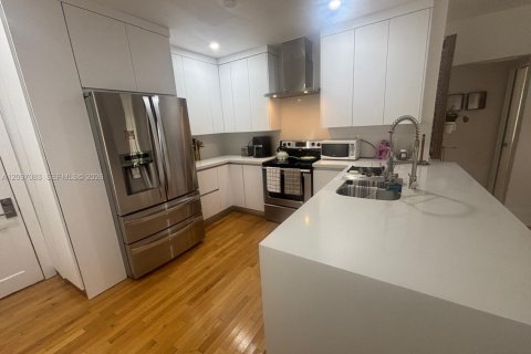 Villa ou maison à louer à Miami, Floride: 1 chambre, 192.49 m2 № 2389557 - photo 11