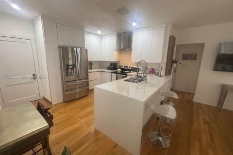 Villa ou maison à louer à Miami, Floride: 1 chambre, 192.49 m2 № 2389557 - photo 7